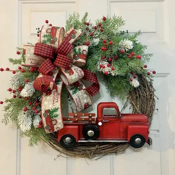 Коледен венец за червен камион, виси на входната врата на Изкуствена венец, череши стопанство с лента, окачена Коледен венец Навидад